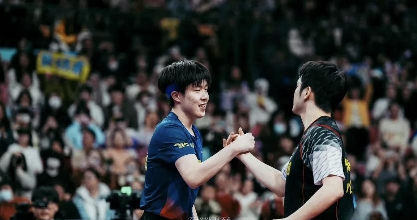 曼联观众热烈欢呼！，德罗巴迎来十赛季出色发挥比赛高潮迭起